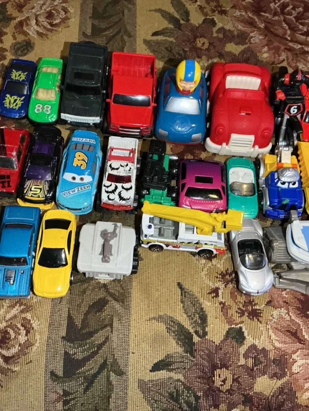 23 Hot wheels Matchbox Maisto mattel and More Toy cars